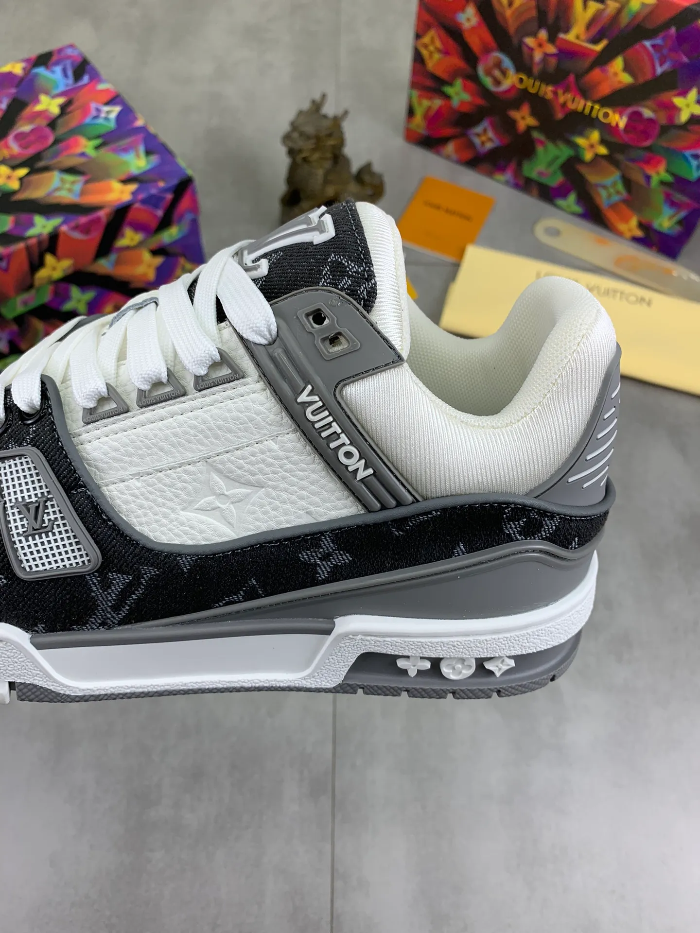 Men's shoes 💰P580 New style 💰💎💎Latest color High version 2025Louis*Vuitto* LV Traine Catwalk TRAINER outsole and fabric private model A shoe that definitely costs a lot of money and effort. This series was designed after the arrival of Vifgil. It is favored by many fans every season. Original TPU outsole Original packaging Men's size: 38-45 (46 can be customized) Color: White available (available from stock, super fast delivery)